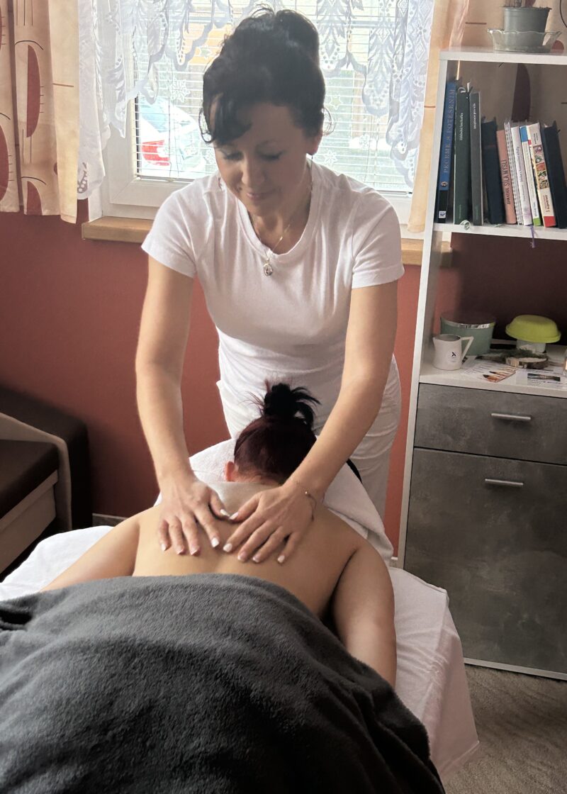 Relaxační masáž zad v salonu